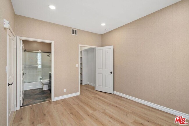 Building Photo - 117 S Clark Dr