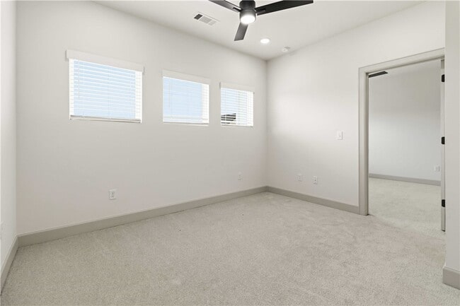 Building Photo - 910 Trestle Ln