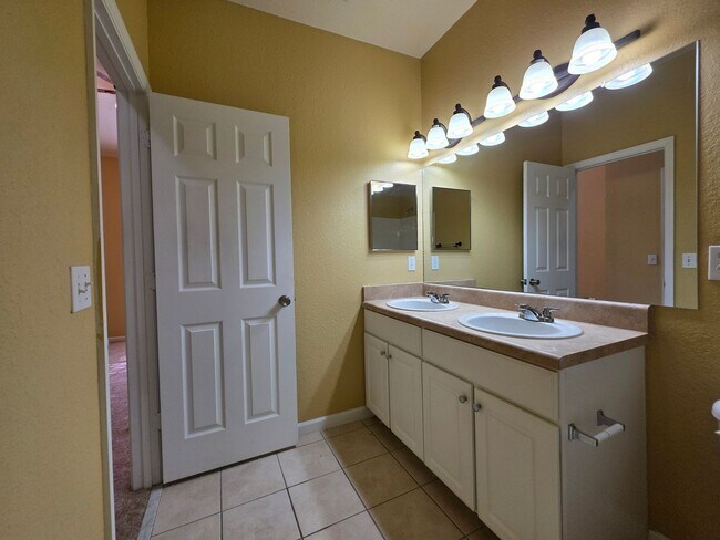 Building Photo - FOR RENT, 2 bedroom 2.5 bathroom townhouse