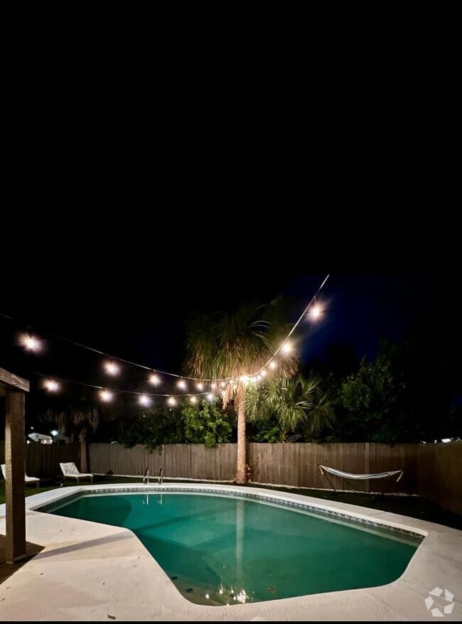 Building Photo - 3/2 Pool Home South Tampa Available NOW !!