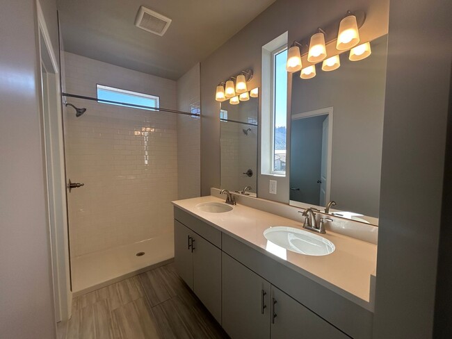 Building Photo - 3 Bedroom 3 Bathroom Home in Farmington Utah!