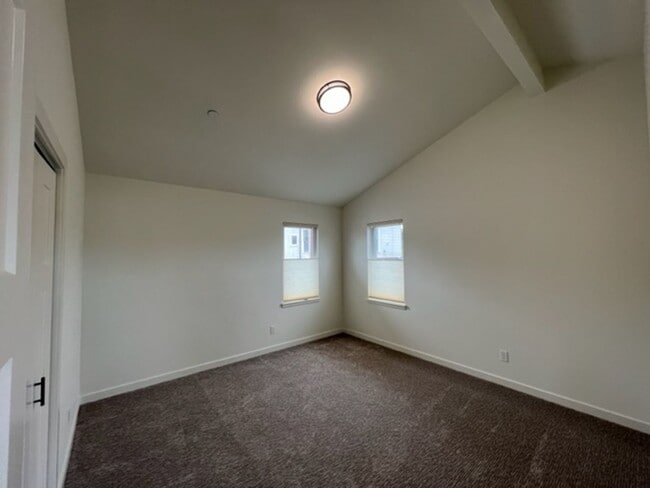 Building Photo - NEWER 3/2 Construction in Eureka! Beautifu...