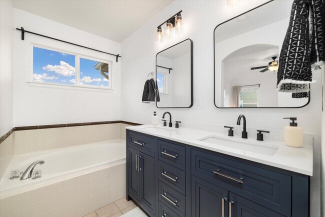 Building Photo - 3 Bed 3 Bath Castle Rock Townhome!