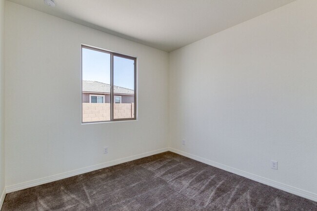 Building Photo - 5 bedroom/ 2 bath home in Casa Grande