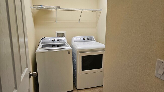 Building Photo - Spacious Randal Park Townhome