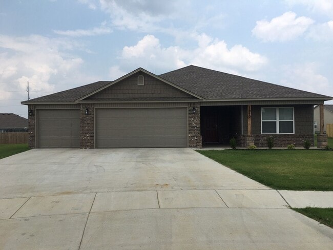 Building Photo - Large 4 Bedroom Home w/3 car Garage and Hu...