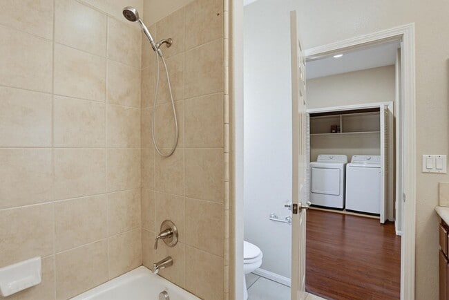 Building Photo - 3 Bedroom Home Available Now!