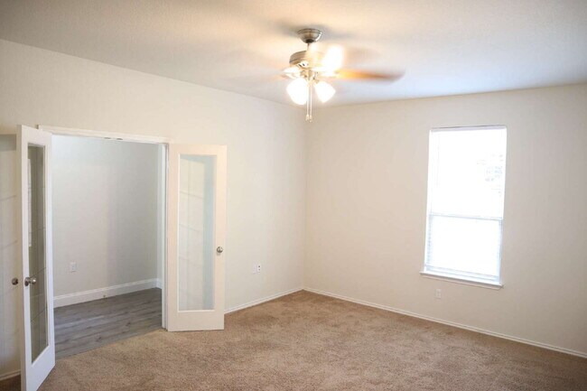 Building Photo - "Charming 4-Bed, 2-Bath Oasis in Austin!!
