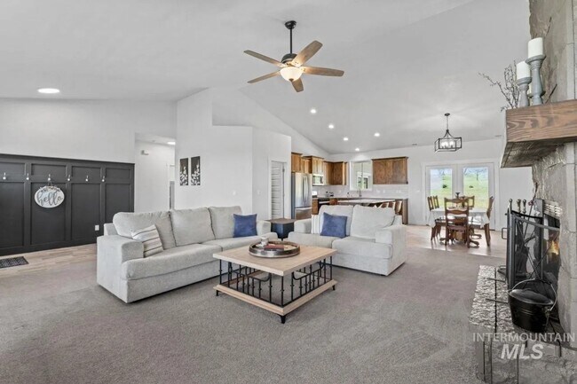 Building Photo - Beautiful 4/3 on TimberStone Golf Course