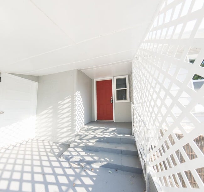 Building Photo - Updated 2 Bedroom Home with 2 Stall Garage
