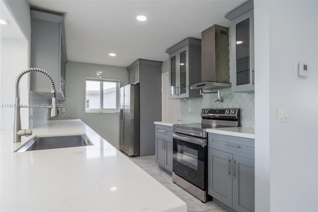 Building Photo - 2401 SW 11th Ave