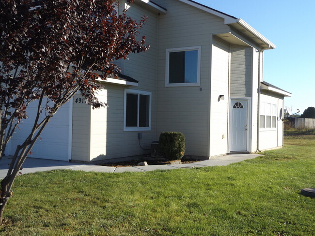 Building Photo - Beautiful Open Floor Plan Featuring Two Be...