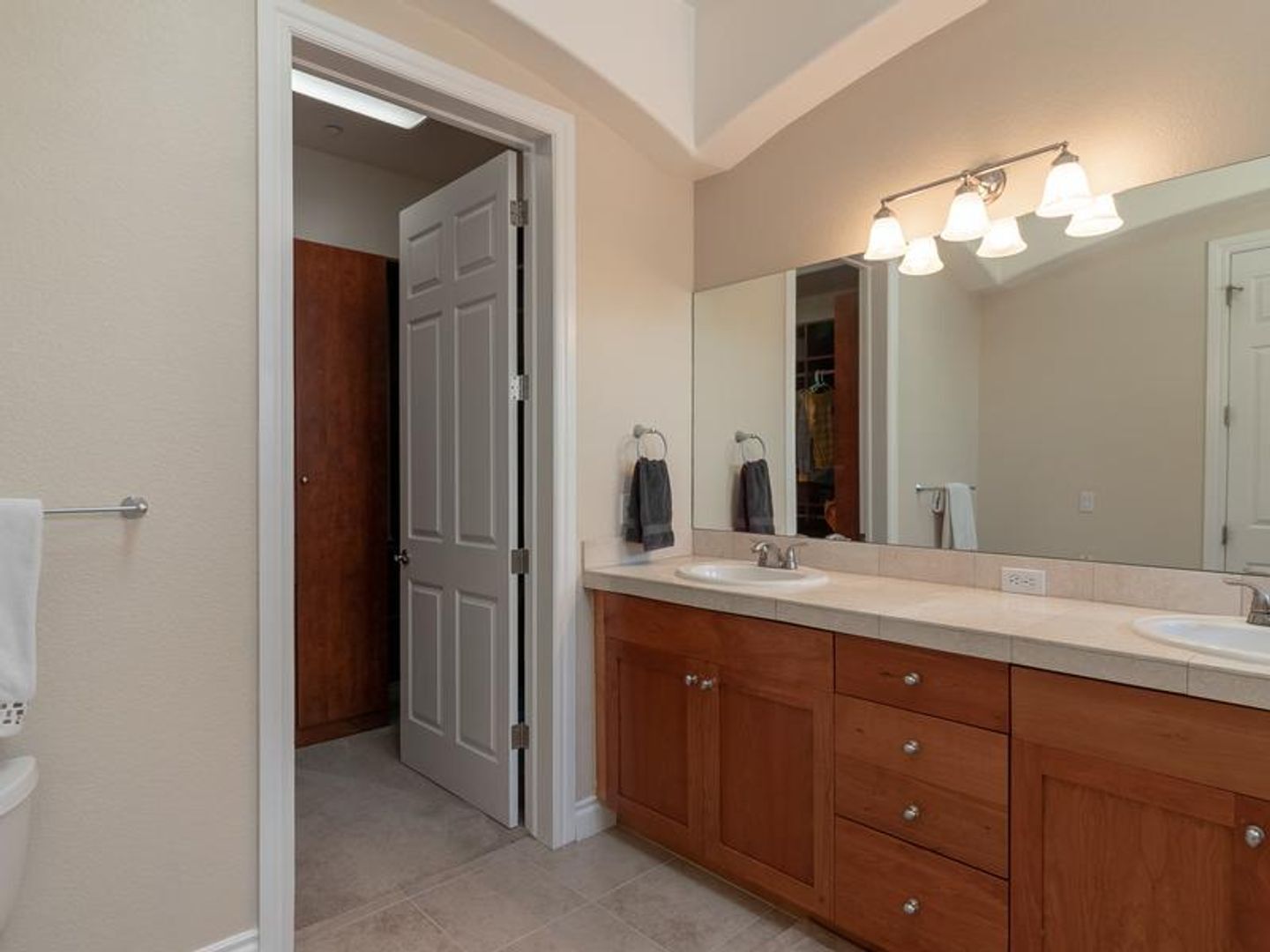 Building Photo - 40 Madison St