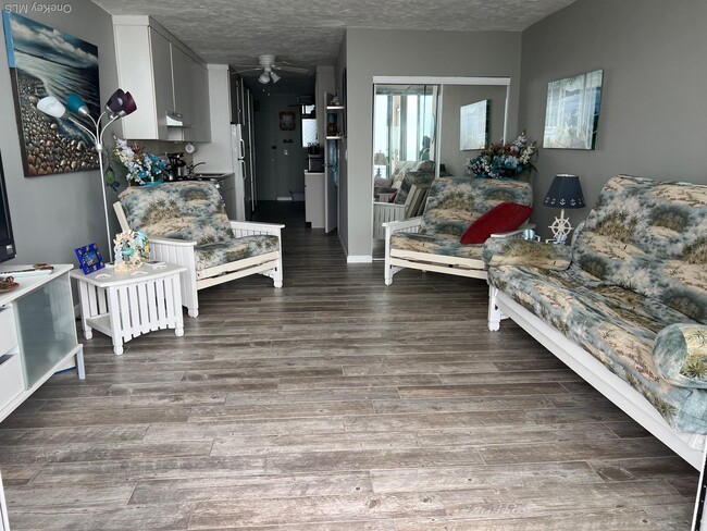 Building Photo - 830 Shore Rd