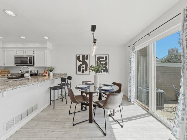 Building Photo - Move-In Ready Townhome!
