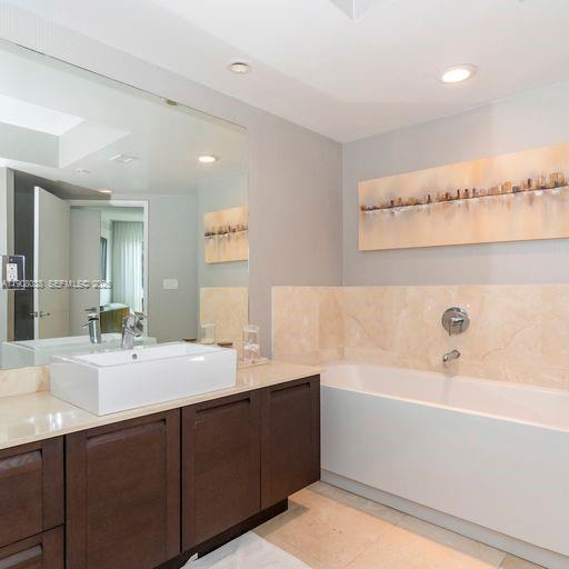 Building Photo - 200 Sunny Isles Blvd