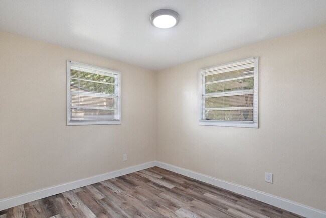 Building Photo - Spacious 4bdrm/1bath House ** $1,995.00 **...