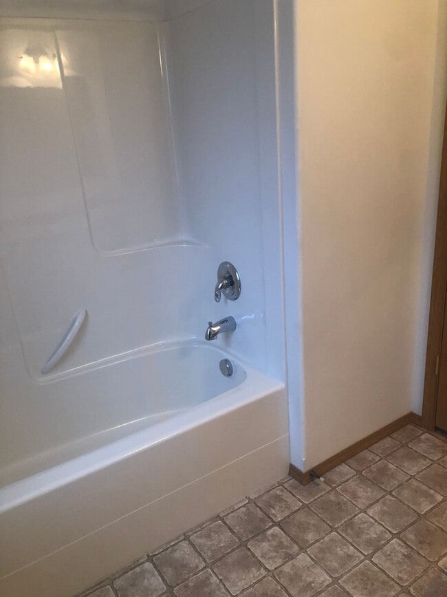 Building Photo - 3 Bedroom / 2 Bathroom Townhouse – Pet Fri...