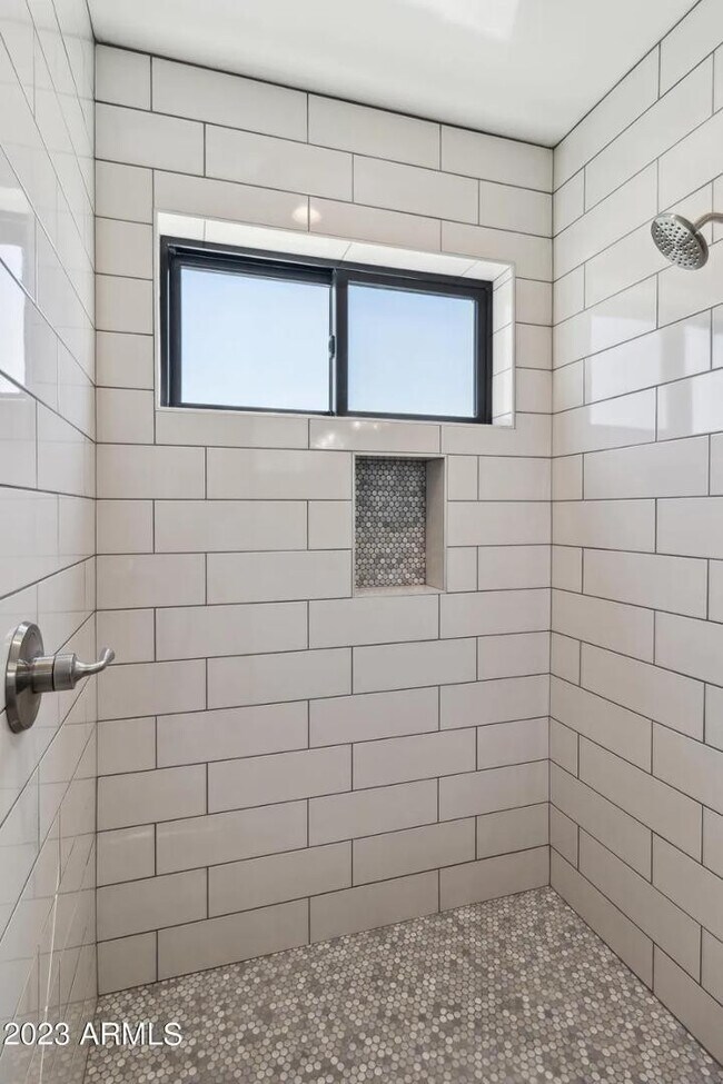 Building Photo - 902 W Hazelwood St