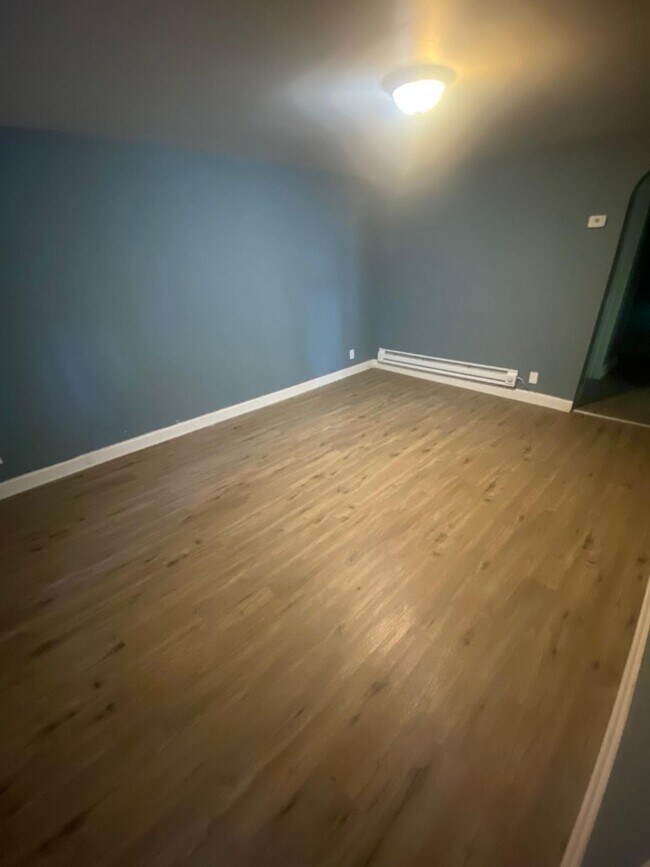 Building Photo - 2BR Apartment with Off-Street Parking