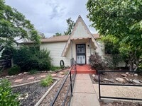 Building Photo - Beautiful 2 Bedroom Ranch Home Furnished o...