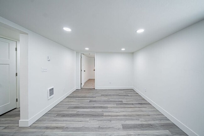 Building Photo - Lower unit renovated property near ISU.