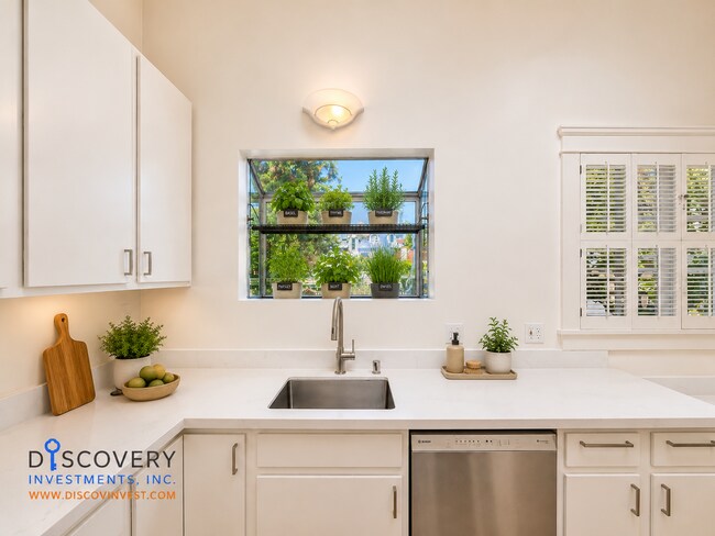 Building Photo - Classic Berkeley Condo with Tasteful Modern Updates