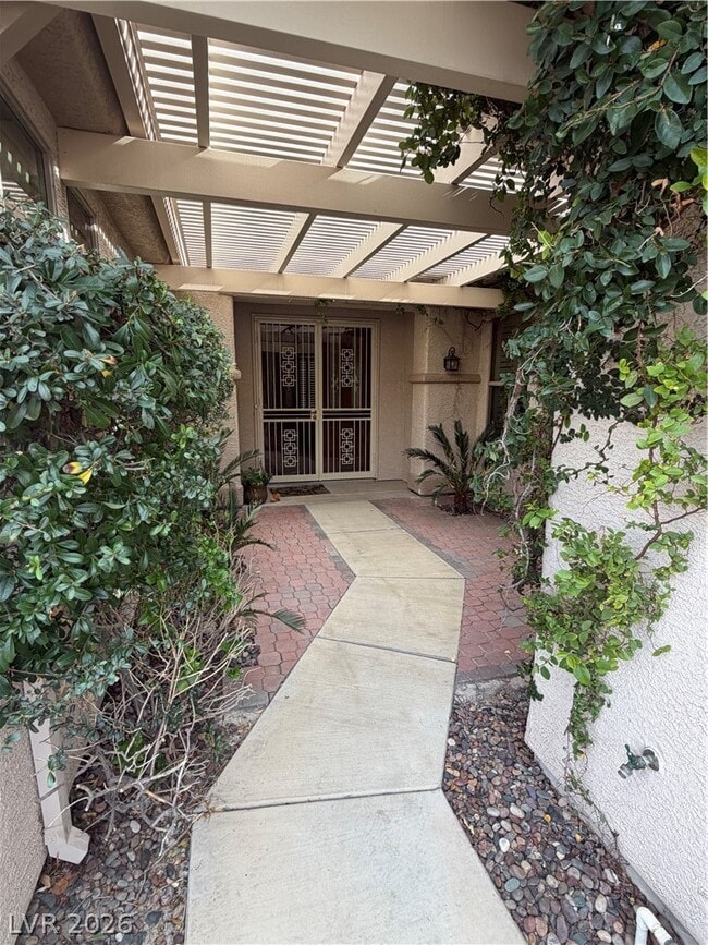 Building Photo - 572 Fox Links St