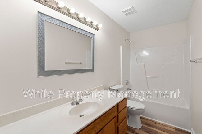 Building Photo - 12427 Oakton Hunt Dr