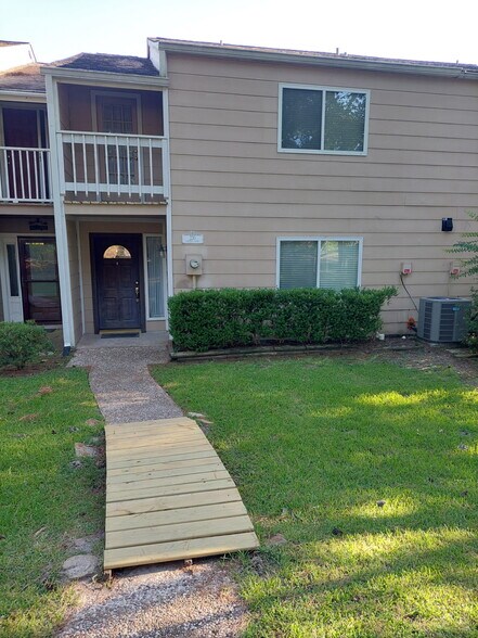 Front - 230 Waters Edge