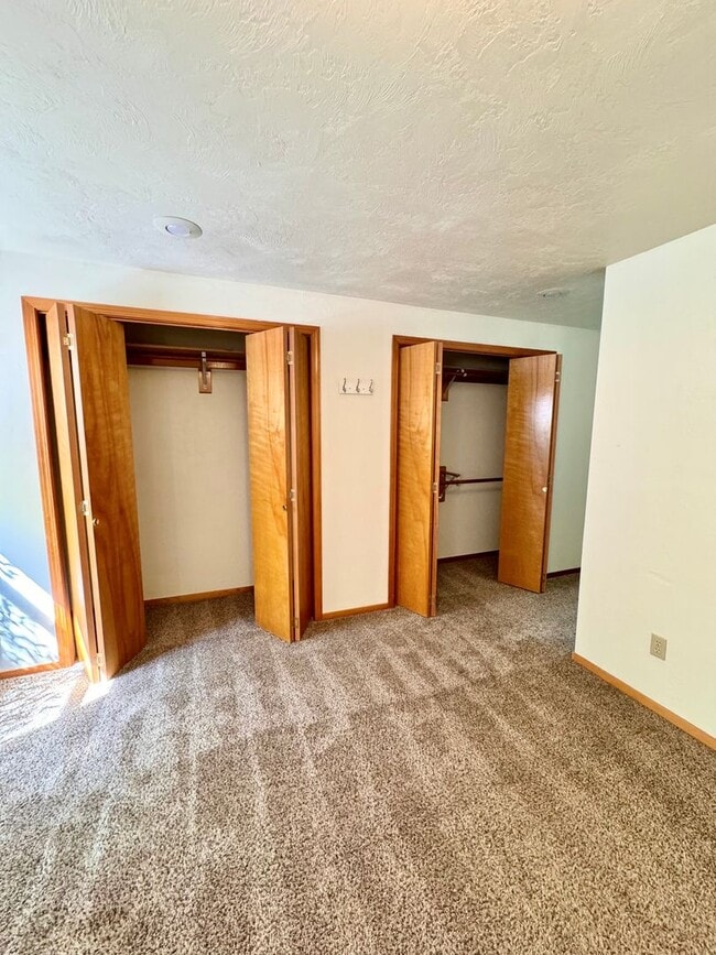 Building Photo - Gorgeous 3 Bed 2 Bath Home Near Shopping and Schools!