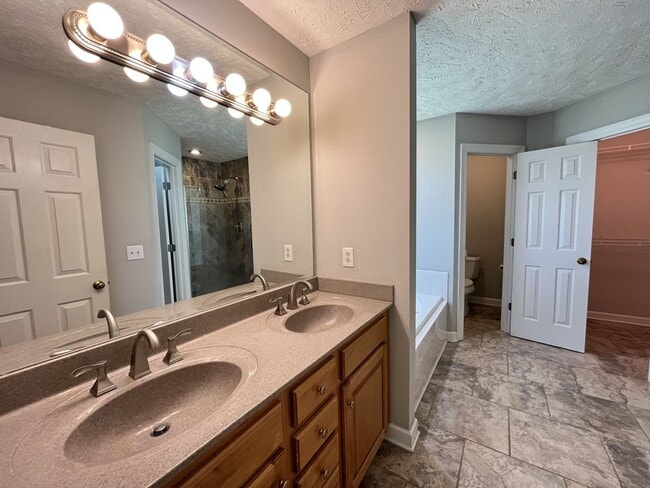Building Photo - Super spacious 5 bedroom/3.5 bath home for...