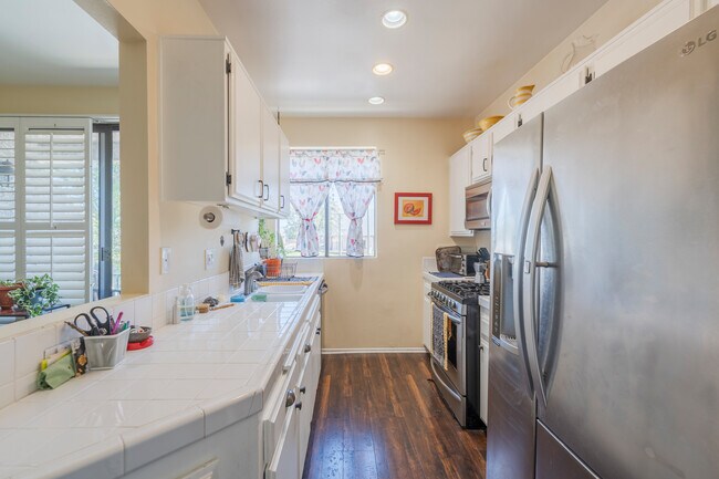 Building Photo - 7211 Cozycroft Ave