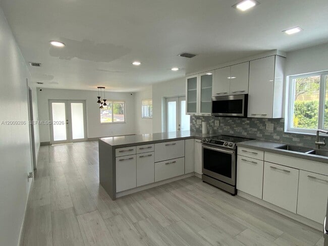 Building Photo - 403 SW 89th Pl