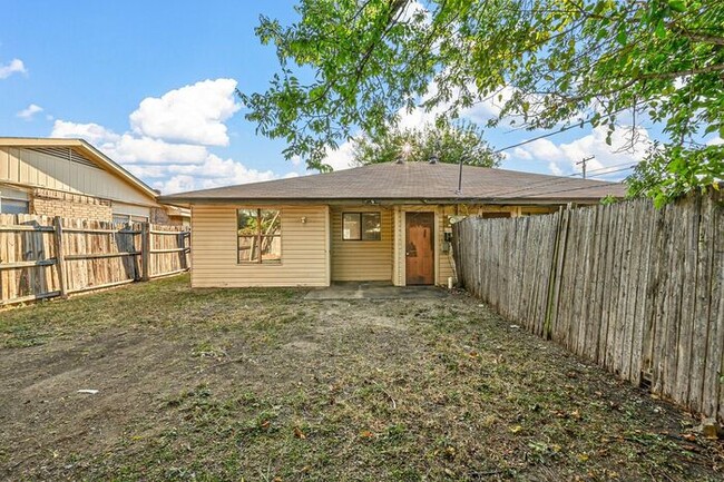 Building Photo - Two Bedroom Duplex For Rent in Cedar Hill.