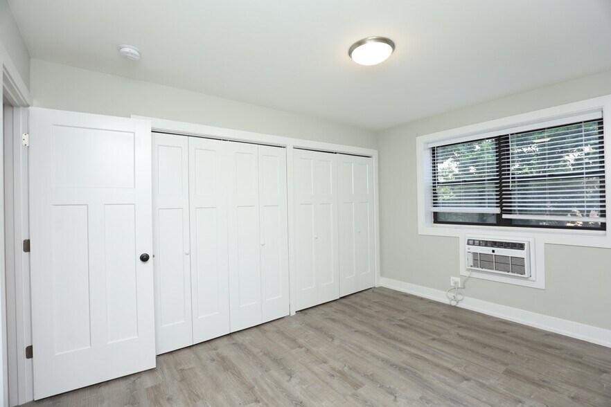 Building Photo - 533 W Surf St