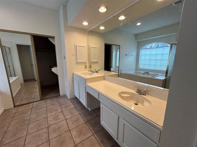Building Photo - 2603 Hillside Dr