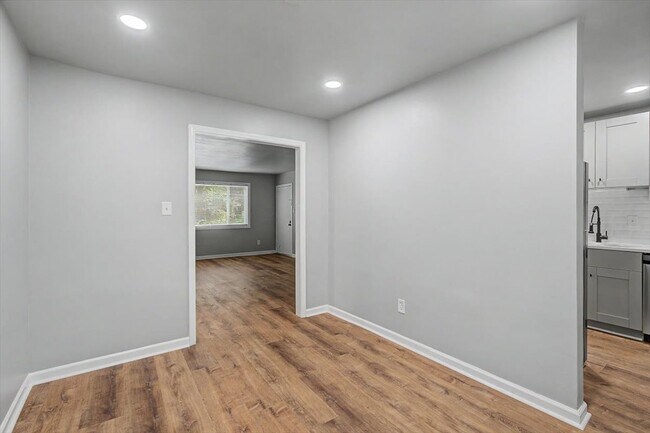 Building Photo - 2430 Coosawattee Dr NE