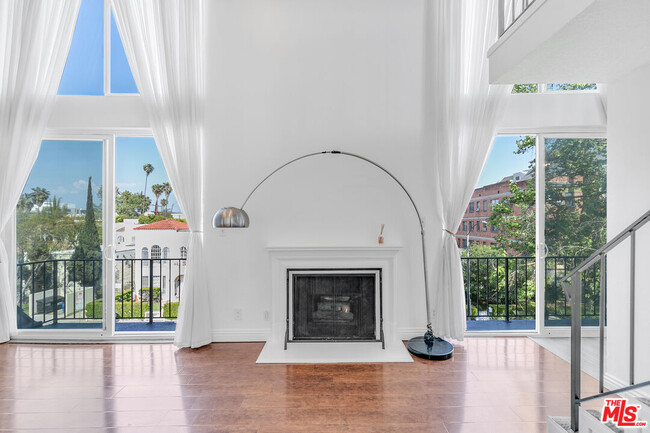Building Photo - 815 N Las Palmas Ave