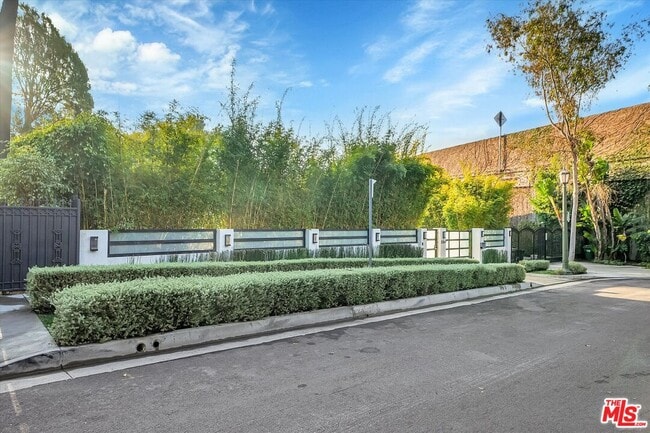 Building Photo - 11364 Sunset Blvd