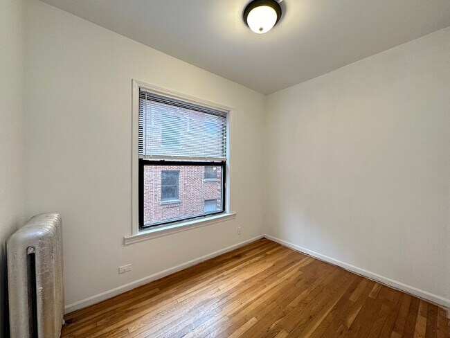 Building Photo - 933 W Sunnyside Ave