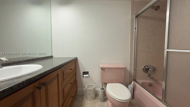 Building Photo - 3150 N Palm Aire Dr