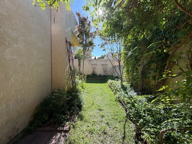 Building Photo - 2 Bedroom Single Story Home Available Near Paseo Del Norte Blvd NE & Wyoming Blvd NE!