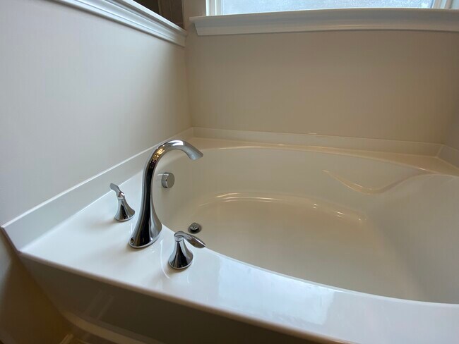 Building Photo - 454 Livingston Dr