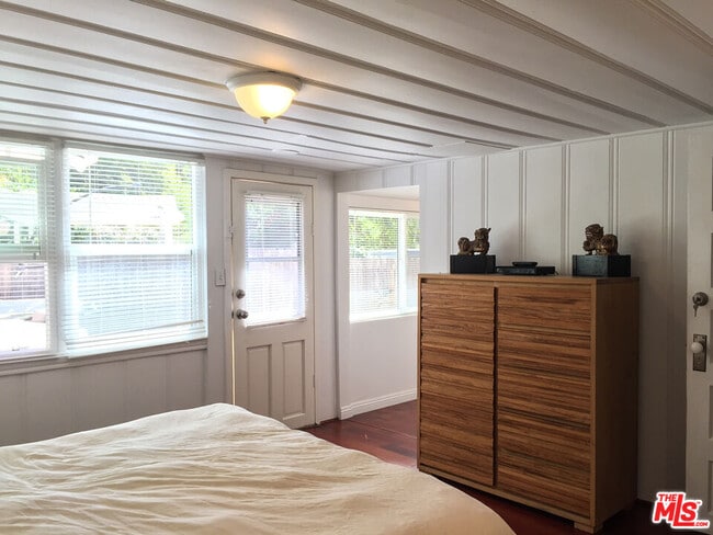 Building Photo - 1572 N Beverly Glen Blvd