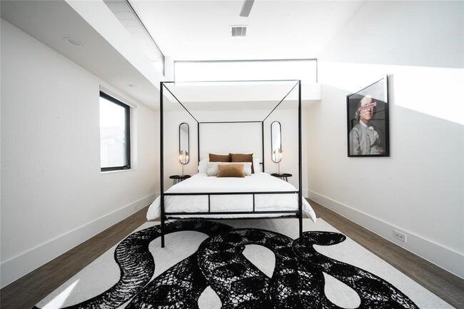 Building Photo - 2212 Francis St