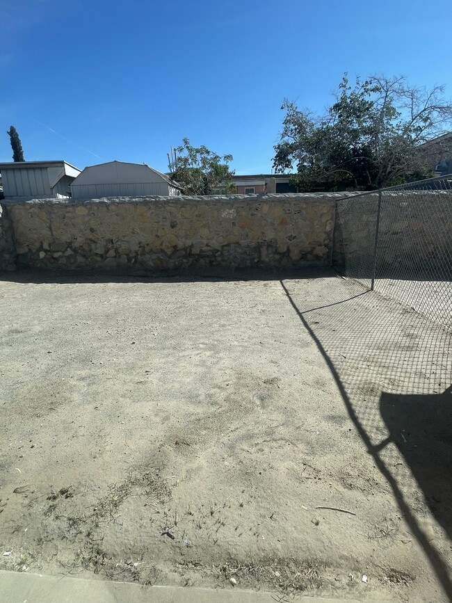 Building Photo - 866 Barandal Dr