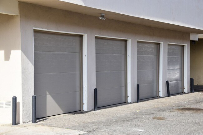 Building Photo - Olive (815) North