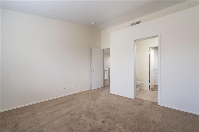 Building Photo - SHARP! 2 Master Suites Townhome in the hea...