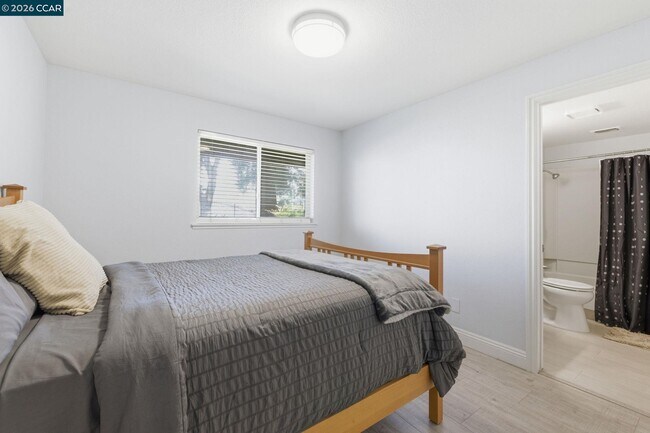 Building Photo - 102 Luna Grande Cir